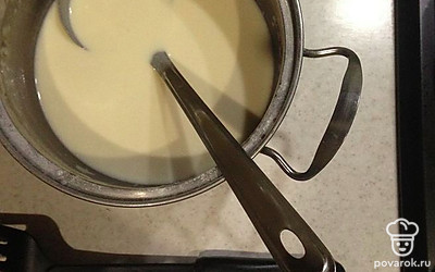 Смешать яйца, муку, соль и сахар. Получится тесто для блинов.