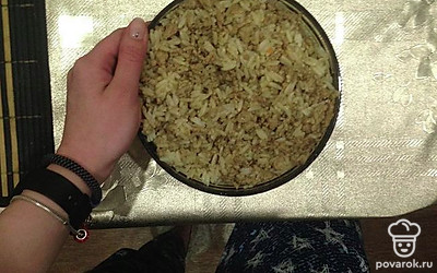 Рис отвариваем в соотношении 1:2 с водой. Обжариваем фарш со специями. Готовый фарш и рис перемешиваем.