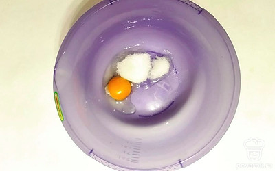 Выбейте яйца в иску и соедините их с половиной сахаром. Венчиком вымешайте до однородного состояния.