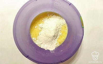 Засыпьте муку в яичную смесь и залейте молоко. Замесите однородное тесто.