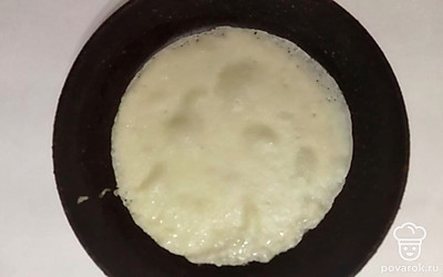 Обжарьте блины на разогретой сковороде с обеих сторон до золотистости.