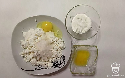 Соедините творог со второй половиной сахара и вторым яйцом. Добавьте сметану и растопленное сливочное масло. Хорошо перемешайте начинку.