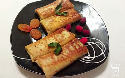 Украсьте готовые блины сухофруктами и ягодами.