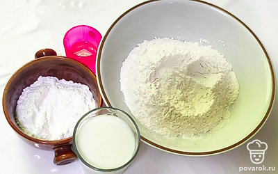 Заранее просейте всю муку через сито, чтобы она насытилась кислородом. Так тесто получится более гладким и без комочков.