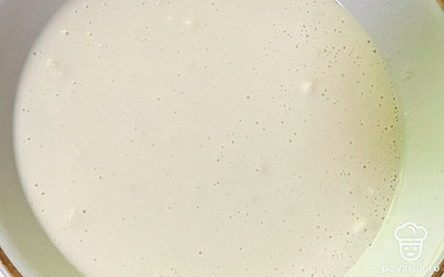 В миску высыпьте просеянную муку и сахарную пудру и слегка перемешайте. Тонкой струйкой, постоянно активно помешивая, влейте кокосовое молоко. Когда тесто получится однородным, влейте растительное масло.