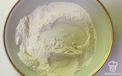 В конце еще раз хорошо перемешайте тесто и оставьте его на 15-20 настояться. На разогретую сковороду, смазанную растительным маслом, вылейте немного теста. Распределите тесто по всей поверхности равномерно тонким слоем.