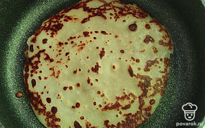 Жарьте блины на небольшом огне до зарумянивания с обеих сторон. Готовые блины переложите на тарелку и сделайте небольшую горку из блинов. После чего дайте им слегка остыть и теплыми подавайте на стол.