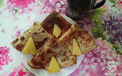 Лучше всего подавать блины на стол стопкой, а сверху положить кусочек сливочного масла, который будет таять от жара блинов. Для начинки используйте творожную массу, смешав творог, йогурт и немного сахарной пудры. Также будут уместны нарезанные фрукты, такие как ананас, яблоки, клубника или персики. Обязательно к блинам подавайте свежесваренный чай в заварнике.