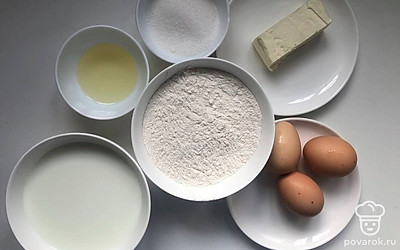 Муку насыпьте в глубокую тарелку. Масло порежьте на не большой кусок. Молоко налейте в тару. Сахар насыпьте в тарелку.