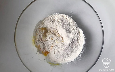 Перемешайте все ингредиенты, до такой степени, чтобы тесто стало жидкое.