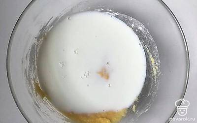 После приготовления раствора для наших блинов оставьте на пару минут.