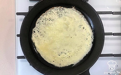 Возьмите сковородку, поставьте на газ. Когда сковорода нагреется, налейте туда подсолнечного масла. После чего налейте на сковороду тесто и одновременно вращайте его по сковороде так, чтобы все дно покрылось тестом. Через 15 секунд переверните блин и держите на огне еще 5-10 секунд.