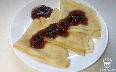 Украсьте блины вареньем, а также приготовьте чашечку чая.