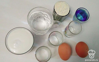 Воду налейте в стакан, затем сметану налейте в глубокую тару. Муку насыпьте в чашку.