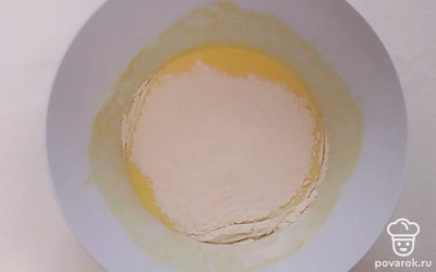 Сметану налейте в глубокую емкость, затем насыпьте сахар, соду и соль. Куриные яйца тщательно взбейте при помощи венчика. Тщательно перемешайте все ингредиенты. Муку насыпьте частями. Воду и сметану наливайте порциями.