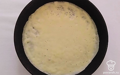 Налейте растительное масло и не трогайте масло в течение 15 минут. Жарьте блины с двух сторон до образования золотистой корочки.