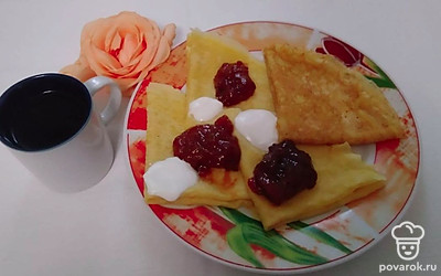 Подавайте блины на красивой тарелочке с вкусным чаем.