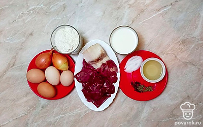 Печень вымойте, удалите пленки и обсушите бумажными полотенцами, чтобы лишняя влагу ушла. Муку просейте.