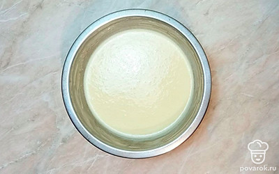 Замесите тесто на блины, для этого смешайте 4 яйца с молоком и мукой, добавьте соль, растительное масло, и вымесите однородное тесто.