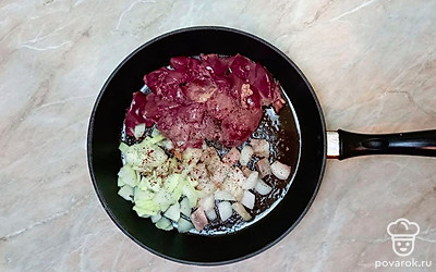 Лук очистите и нарежьте кубиком. Сало нарежьте кубиком. Налейте растительное масло в сковороду, добавьте лук, кусочки сала и куриную печень, и жарьте, периодически помешивая, в течение 15-20 минут на среднем огне.