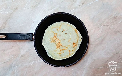 Используя специальную сковороду для блинов (при необходимости смазывайте ее растительным маслом), выпекайте блины.