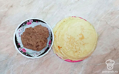 Затем поджаренную печень с луком и салом переложите в глубокую миску, добавьте соль и специи, и взбейте погружным блендером до однородного состояния. У вас должен получится густой печеночный паштет.