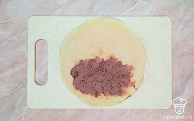 В каждый блин заверните 1 ст. л. печеночного паштета. Полученные блинчики обжарьте на раскаленной сковороде в течение 1-2 минут с каждой стороны и подавайте к столу.