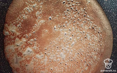 Подавать порционно. Попробуйте блинчики со сливовым вареньем.