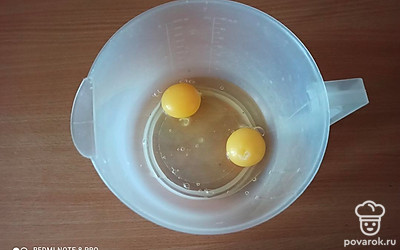 В емкость разбиваем 2 яйца.
