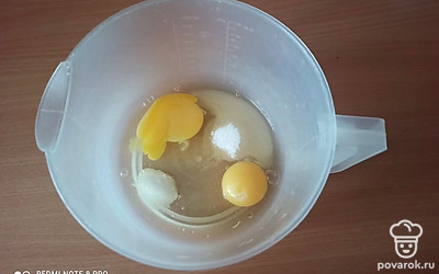 Затем добавляем соль и сахар, хорошо взбиваем блендером (миксером).