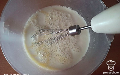 Затем добавляем 3 стакана молока и снова хорошо перемешиваем.