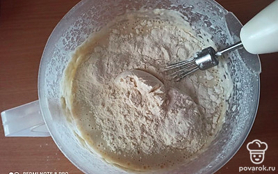 Затем добавляем муку и перемешиваем так что бы не было комков. 
