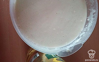 Затем добавляем 100 миллилитров растительного масла, тщательно перемешиваем и можно начинать жарить.