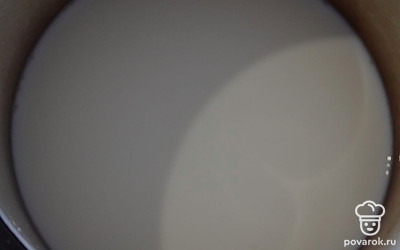 В молоко добавляем воду.