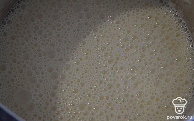 Добавляем яйца, сахар, муку и хорошо перемешиваем.