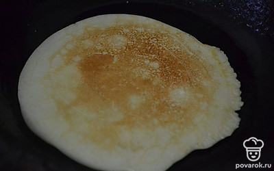 Хорошо разогреваем чугунную сковороду, смазываем маслом и начинаем выпекать блины.