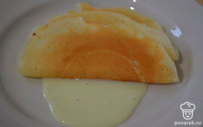 Блины подаем со сметаной или сгущенным молоком на ваш вкус. Приятного аппетита!