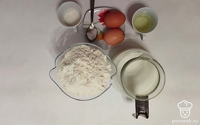 Налейте молоко в графин. Насыпьте сахар и муку в тары. Подготовьте яйца, соль и масло.