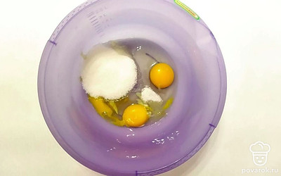 Выбейте яйца в тарелку. Добавьте к ним сахар и соль. С помощью венчика или миксера взбейте до образования пены.