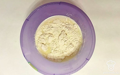 Залейте молоко в яичную смесь. Постоянно помешивая засыпьте муку и замесите тесто.