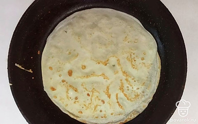 На разогретую сковороду влейте немного масла. Обжарьте блины с каждой стороны до желтого цвета.