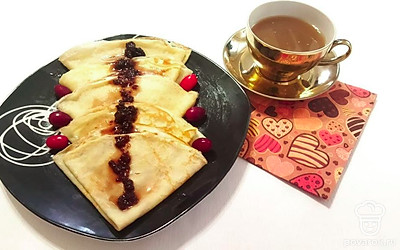 Подайте готовые блины с любым вареньем и горячим напитком.