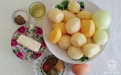 Перед началом вытащите все ингредиенты из холодильника, что бы согрелись до комнатной температуры, почистите картофель.