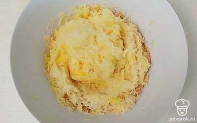 Натрите картофель на самой мелкой терке (лучше и быстрее сделать это с помощью комбайна) насыпьте в картофель соль, молотый черный перец и другие пряности.