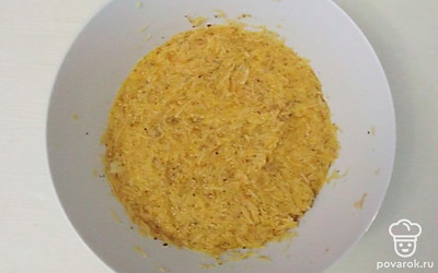 Взбейте яйцо и хорошо перемешайте с картофельной массой.