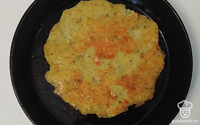 На сковороде разогрейте немного растительного масла (около 2 ст.л.) Накладывайте полные 4 ложке картофельной массы, формируя блин. Жарьте блины до золотистой корочки.