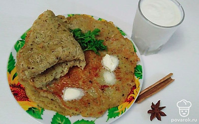 Блинчики, можно подать со сметаной. На блинчики можно положить любую зелень, так же к ним можно положить палочку корицы.