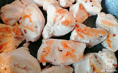 Филе курицы порезать крупно, обжарить на сковороде.