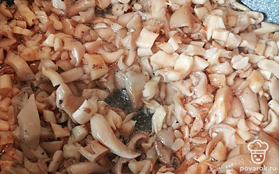 Шампиньоны порезать и обжарить на сковороде. 
