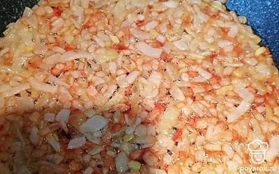 Репчатый лук порезать и обжарить на сковороде. 